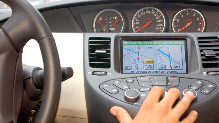 Navigationssystem in einem Auto.