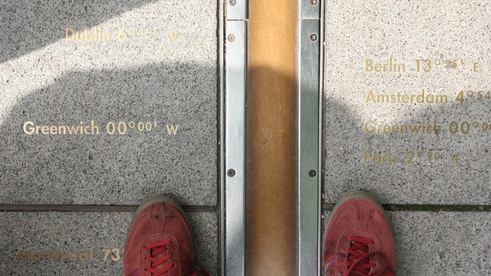 Zwei Füße auf dem Nullmeridian | Bildquelle: dpa/Philipp Brandstädter Zwei Füße auf dem Nullmeridian