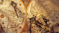 Navigationsgeräte für die Seefahrt liegen auf einer alten Weltkarte.