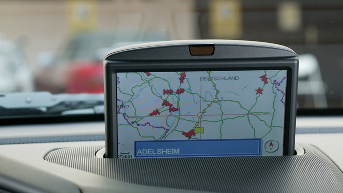 Navigationsgerät in einem Auto | Bildquelle: WDR/Mauritius/fact Navigationsgerät in einem Auto