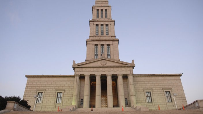 Denkmal mit Säulen am Eingang und einem hohen Turm: das Masonic National Memorial.