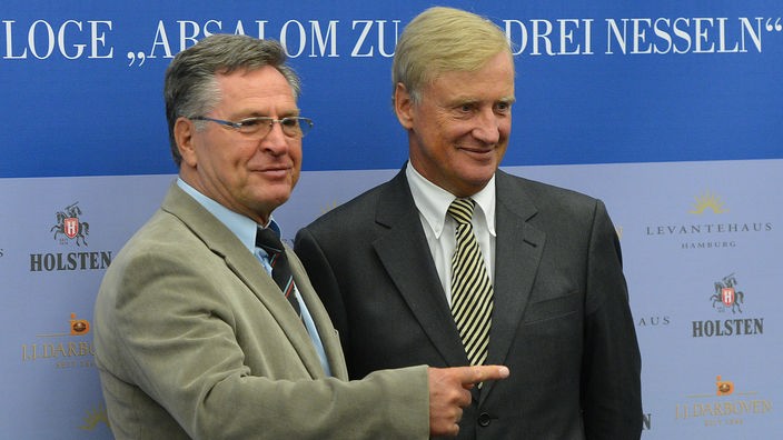 Rüdiger Templin (l.) und Ole von Beust stehen vor einer Stellwand mit der Aufschrift "275 Jahre Freimaurer in Deutschland".