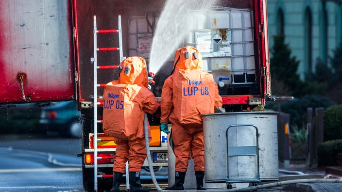 Feuerwehrleute in Schutzanzügen nach einem Chemieunfall | Bildquelle: dpa/Jens Büttner Feuerwehrleute in Schutzanzügen nach einem Chemieunfall