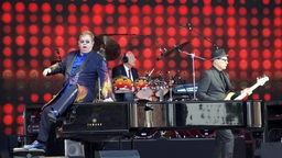 Elton John mit Band bei einem Konzert inUelzen (2016).