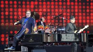 Elton John mit Band bei einem Konzert inUelzen (2016).