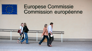 Menschen vor dem Gebäude der Europäischen Kommission.