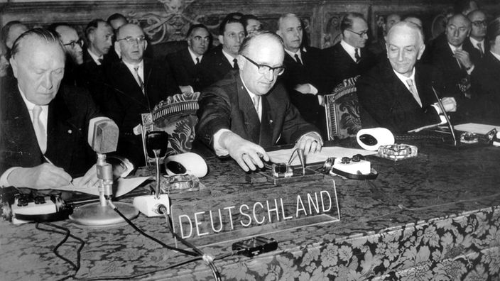 Bundeskanzler Konrad Adenauer (links) in Rom: Am 24.03.1957 unterschreibt er die Verträge zur Gründung der Europäischen Wirtschaftsgemeinschaft und zur Atomgemeinschaft.