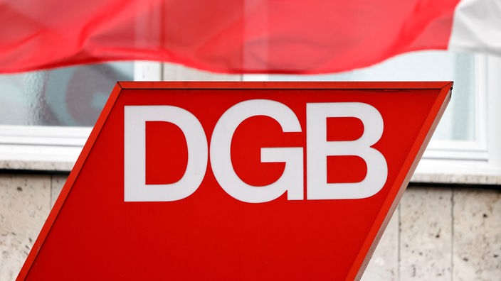 Auf einem roten Schild steht in weißer Schrift "DGB"