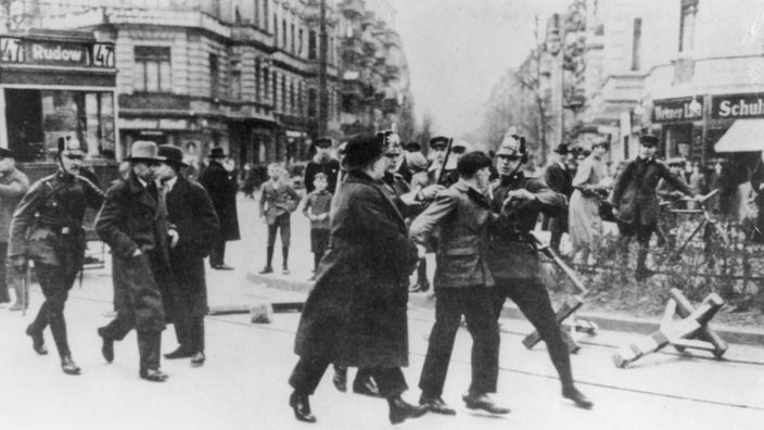Polizisten führen Demonstranten am 1. Mai 1929 in Berlin ab
