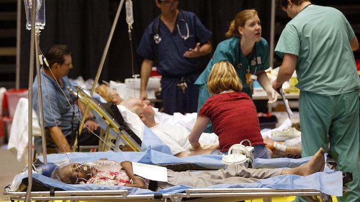 Opfer des Hurrikan Katrina werden von Sanitätern in Baton Rouge behandelt.
