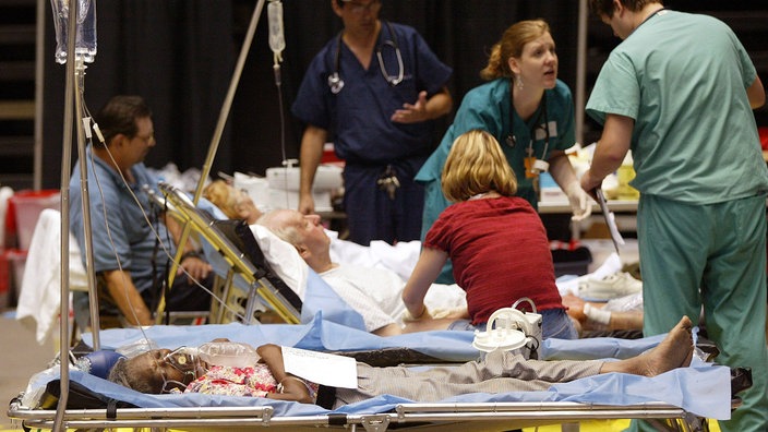 Opfer des Hurrikan Katrina werden von Sanitätern in Baton Rouge behandelt.