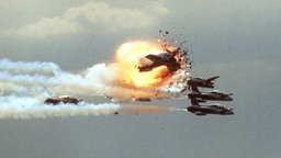Katastrophe bei der Flugschau in Ramstein am 28.8.1988: Bei der letzten Programmnummer, bei der Flugfigur 'Durchstoßenes Herz', kollidiert ein Jet der italienischen Kunstflugstaffel Frecce Tricolor mit zwei anderen Jets und explodiert.