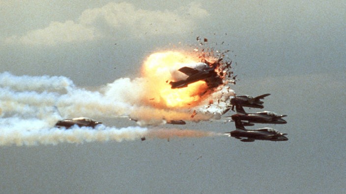 Katastrophe bei der Flugschau in Ramstein am 28.8.1988: Bei der letzten Programmnummer, bei der Flugfigur 'Durchstoßenes Herz', kollidiert ein Jet der italienischen Kunstflugstaffel Frecce Tricolor mit zwei anderen Jets und explodiert.