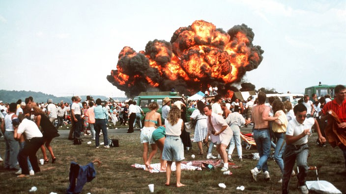 Katastrophe bei der Flugschau in Ramstein am 28.8.1988: Das abgestürzte Flugzeug explodiert in der Menge der entsetzten Zuschauer und geht in Flammen auf.