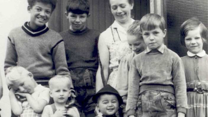 Schwarzweiß-Bild: Kinder und Mutter des ersten Kinderdorfes am Ammersee