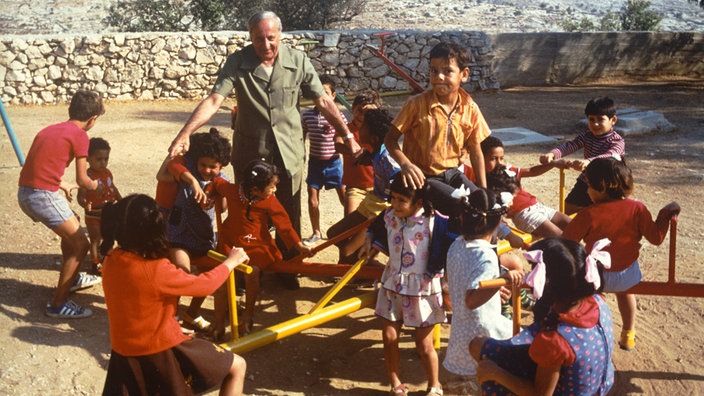 Das Foto zeigt SOS-Kinderdorf-Gründer Hermann Gmeiner bei der Eröffnung eines Kinderdorfes in Israel 1981. | Bildquelle: dpa Das Foto zeigt SOS-Kinderdorf-Gründer Hermann Gmeiner bei der Eröffnung eines Kinderdorfes in Israel 1981.