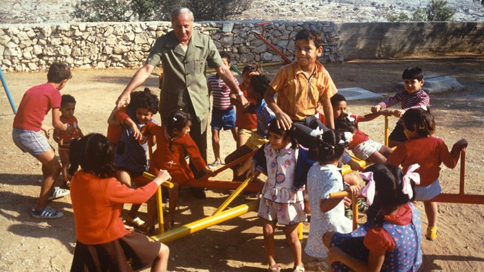 Das Foto zeigt SOS-Kinderdorf-Gründer Hermann Gmeiner bei der Eröffnung eines Kinderdorfes in Israel 1981.