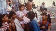 Hermann Gmeiner mit Kindern in Israel