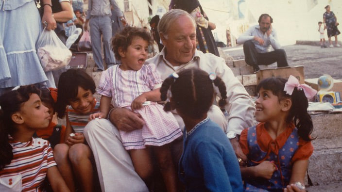 Hermann Gmeiner mit Kindern in Israel