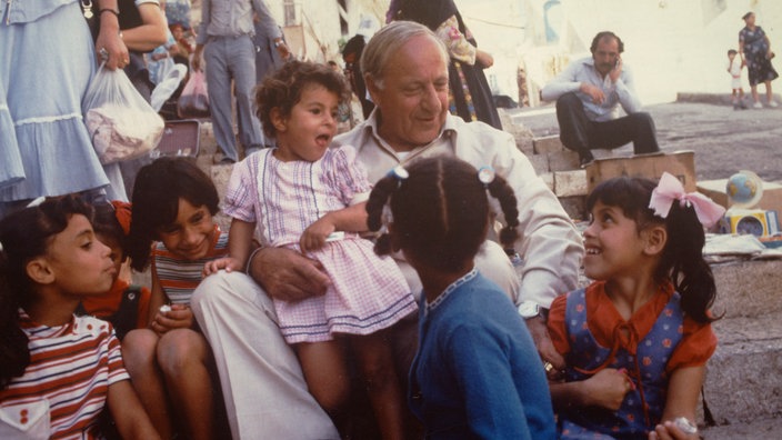 Hermann Gmeiner mit Kindern in Israel | Bildquelle: dpa Hermann Gmeiner mit Kindern in Israel