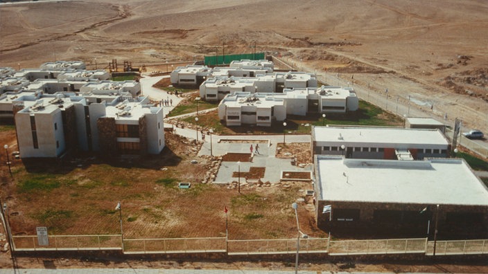 Luftaufnahme eines SOS-Kinderdorfs in Israel 1981 | Bildquelle: dpa Luftaufnahme eines SOS-Kinderdorfs in Israel 1981