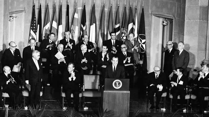 US-Präsident Richard Nixon an einem Rednerpult bei der Feier zum 20-jährigen Bestehen der Nato 1969