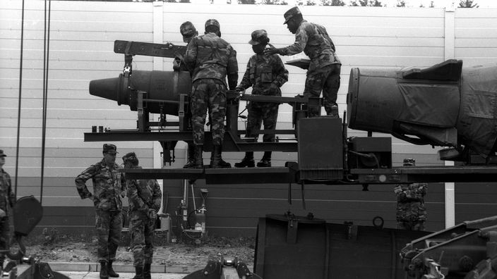 Soldaten mit einer Pershing II Atomrakete auf dem NATO-Armeestützpunkt Mutlangen