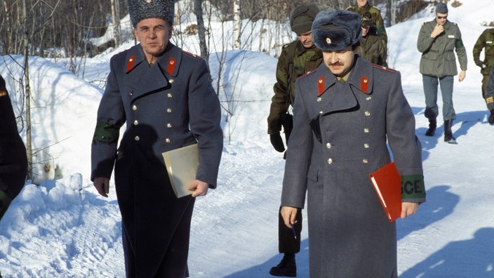 Zwei OSZE-Beobachter aus der Sowjetunion im Wintermantel und Pelzmütze beim NATO-Wintermanöver