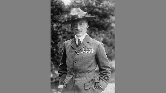 Schwarzweiß-Foto von Robert Baden-Powell mit breitkrempigem Pfadfinderhut auf dem Kopf