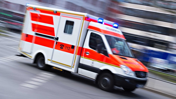 Ein fahrender Rettungswagen im Einsatz | Bildquelle: DRK Ein fahrender Rettungswagen im Einsatz