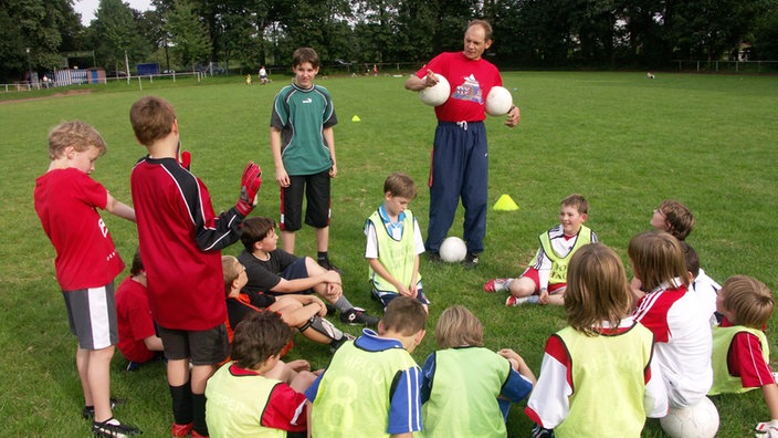 Fußball AG: Kinder zwischen neun und 12 erhalten Trainingseinheiten  von einem Übungsleiter.