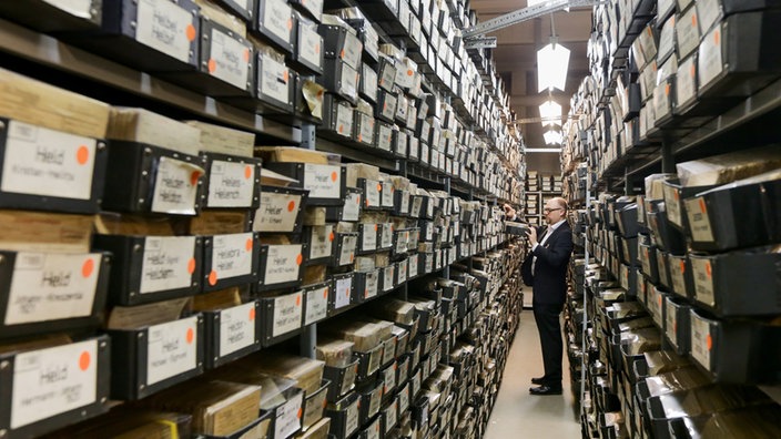 Viele Karteikästen in Regalen. | Bildquelle: dpa/Ulrich Perrey Viele Karteikästen in Regalen.