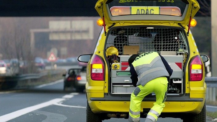 Ein Mitarbeiter des ADAC-Pannendienstes im Einsatz. | Bildquelle: WDR / dpa/picture-alliance/Oliver Stratmann Ein Mitarbeiter des ADAC-Pannendienstes im Einsatz.