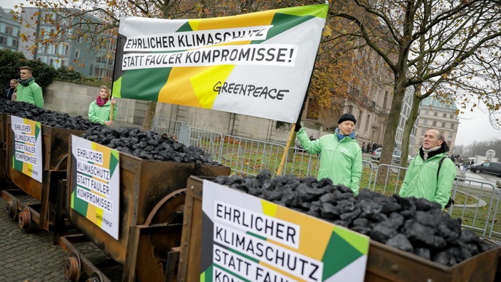 Greenpeace-Aktivisten protestieren | Bildquelle: dpa/Kay Nietfeld Greenpeace-Aktivisten protestieren