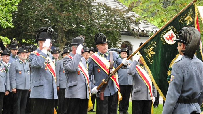 An Mariä Himmelfahrt marschieren die Trachtenkapelle, der Schützenverein und die Freiwillige Feuerwehr von Waidring zum Platz vor der Kirche, um am Gedenkstein die Toten zu ehren.