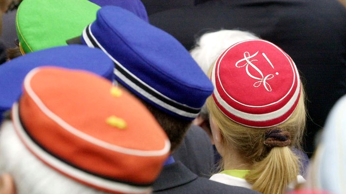 Burschenschafter von hinten mit verschiedenen Mützen | Bildquelle: WDR/AP/Jens Meyer Burschenschafter von hinten mit verschiedenen Mützen