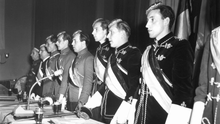 Katholische Verbindungsstudenten bei einer Feier 1951 | Bildquelle: akg/Gert Schuetz Katholische Verbindungsstudenten bei einer Feier 1951