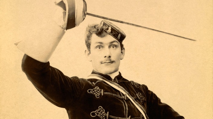 Verbindungsstudent posiert in voller Montur 1890 | Bildquelle: akg Verbindungsstudent posiert in voller Montur 1890