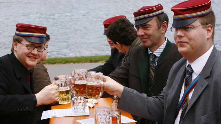 Verbindungsstudenten trinken gemeinsam Bier