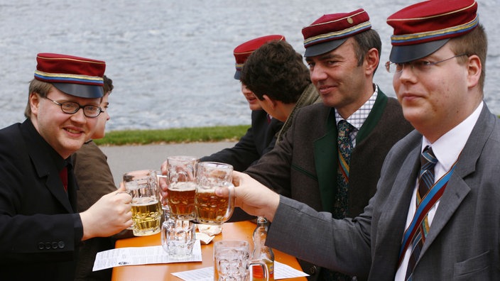 Verbindungsstudenten trinken gemeinsam Bier | Bildquelle: dpa/Wolfram Steinberg Verbindungsstudenten trinken gemeinsam Bier