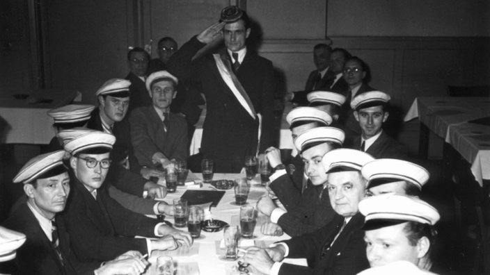 Archivbild: Studentenverbindung bei einer Feier | Bildquelle: akg Archivbild: Studentenverbindung bei einer Feier