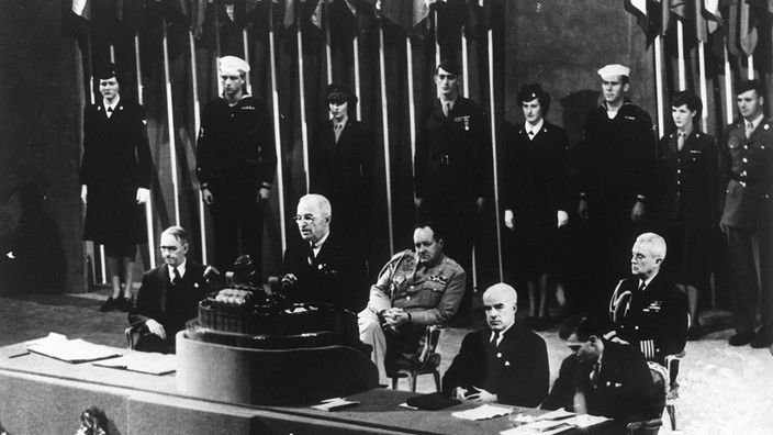 US-Präsident Harry Truman steht am Pult und hält eine Rede vor den Vertretern der 50 Staaten, die in San Francisco die Charta der Vereinten Nationen unterschrieben.
