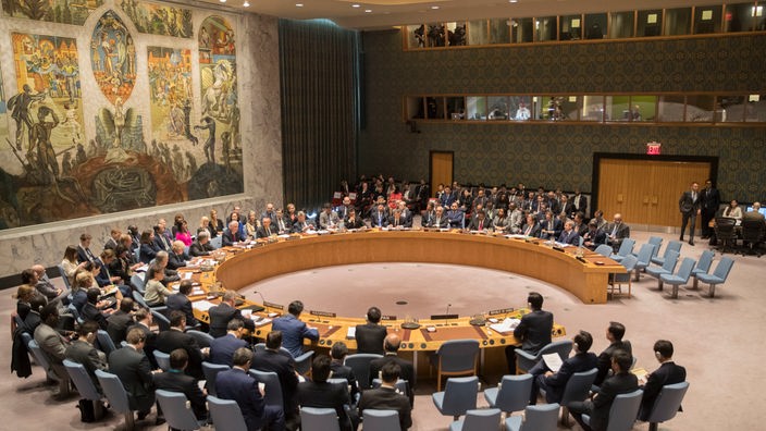 Abstimmung bei einer Tagung am hufeisenförmigen Tisch im großen Saal des Sicherheitsrates.
