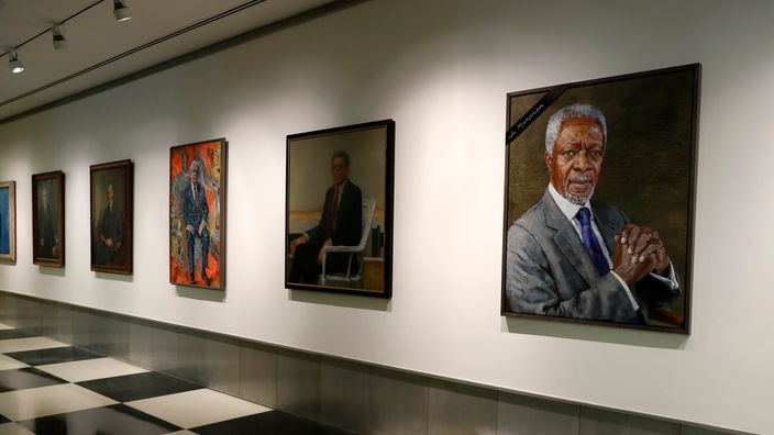 An einer getäfelten Wand hängen die Fotos aller UNO-Generalsekretäre nebeneinander