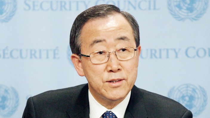 UN-Generalsekretär Ban Ki-moon an einem Rednerpult | Bildquelle: Epa/Peter Foley/dpa - Bildfunk UN-Generalsekretär Ban Ki-moon an einem Rednerpult