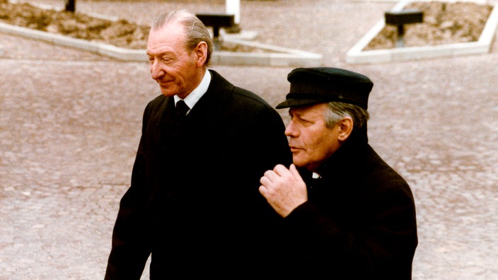 Kurt Waldheim geht im März 1979 an Helmut Schmidts Seite | Bildquelle: WDR/dpa Kurt Waldheim geht im März 1979 an Helmut Schmidts Seite