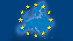 Eine Karte der Staaten der Europäischen Union umkreist von zwölf gelben Sternen vor blauem Hintergrund.