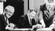 Foto: US-Präsident Reagan (rechts) und der sowjetische Generalsekretär Gorbatschow (links) unterzeichnen den INF-Vertrag im Weißen Haus am 8. Dezember 1987.