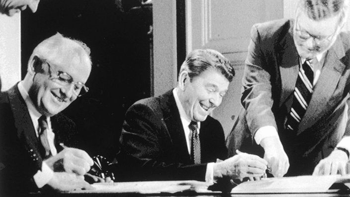Foto: US-Präsident Reagan (rechts) und der sowjetische Generalsekretär Gorbatschow (links) unterzeichnen den INF-Vertrag im Weißen Haus am 8. Dezember 1987.