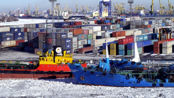 Der vereiste Hafen von St. Petersburg im Winter mit zwei Schiffen im Eis.